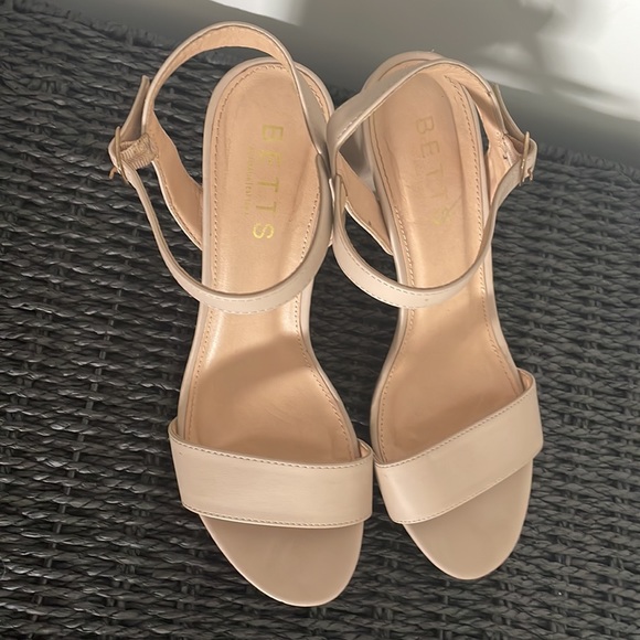 Betts Nude Size 8 Block Heel - Picture 2 of 3